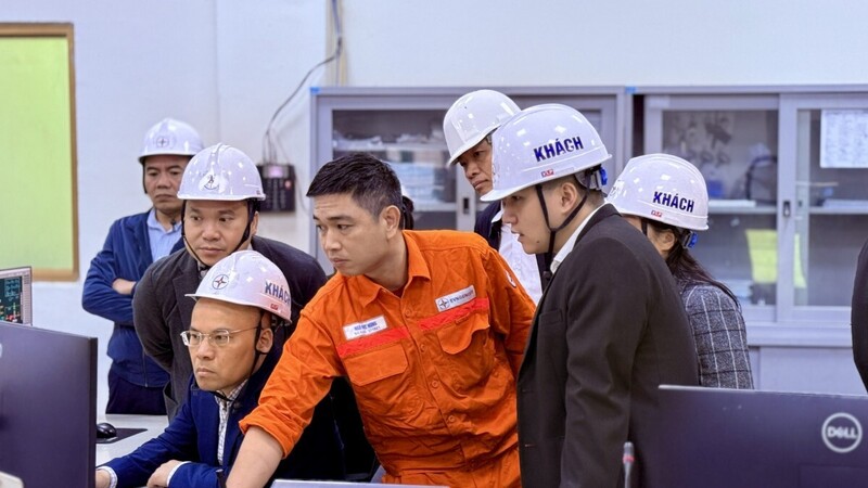 Đoàn công tác kiểm tra Phòng điều khiển trung tâm. Ảnh: NL