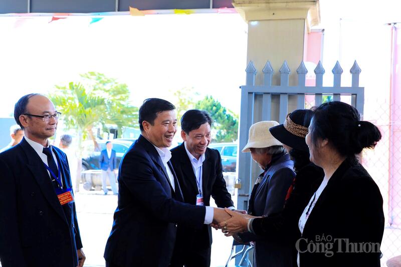 Ủy viên Ban Chấp hành Trung ương Đảng, Bí thư Tỉnh ủy Lâm Đồng Y Thanh Hà Niê Kđăm, Trưởng Đoàn đại biểu Quốc hội tỉnh Lâm Đồng hỏi thăm cử tri trong ngày hội non sông.