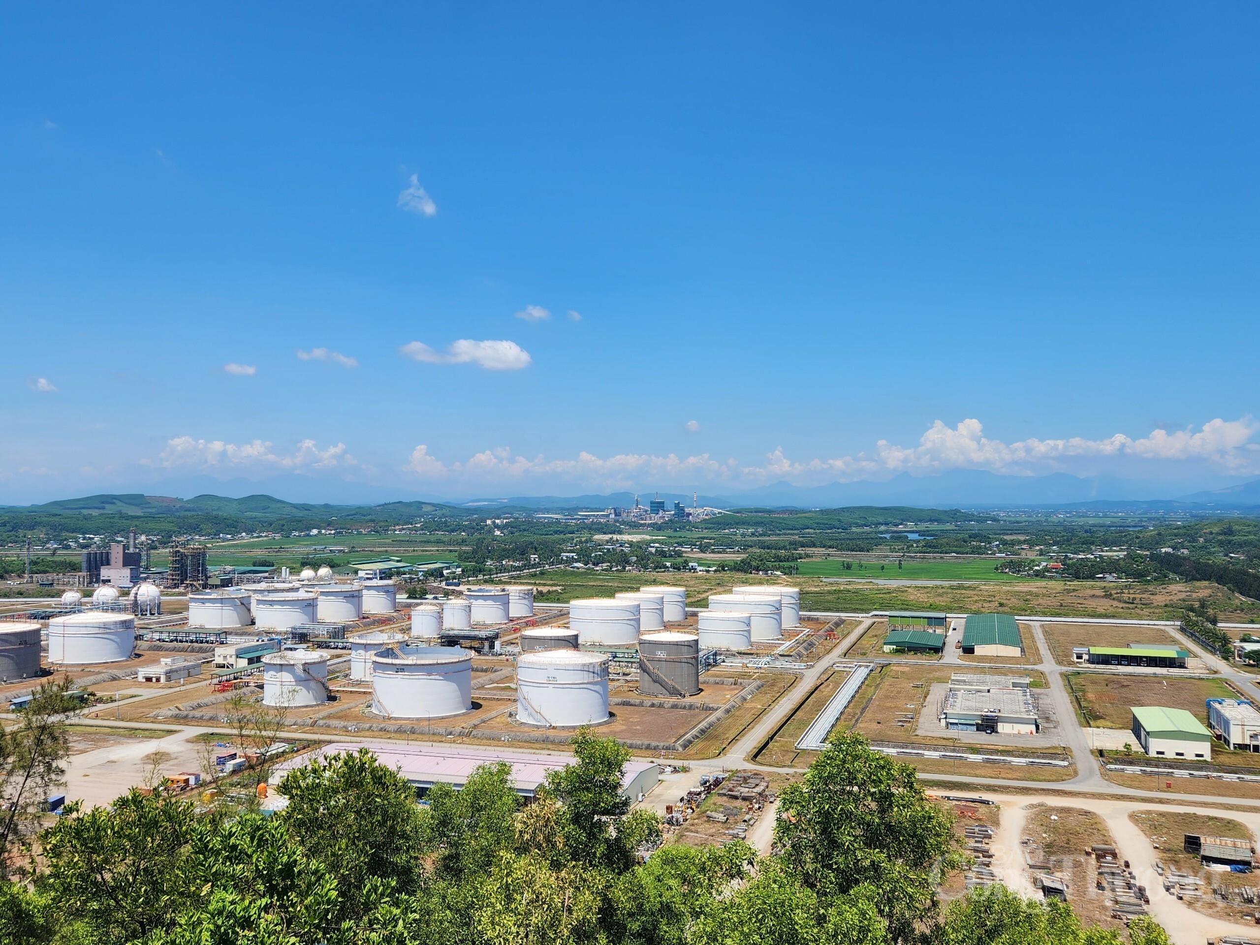 Hệ thống kho chứa của Nhà máy Lọc dầu Dung Quất. Ảnh: Thu Hường