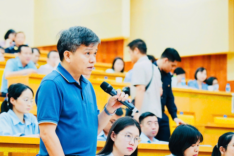 Đại diện doanh nghiệp phát biểu kiến nghị, đề xuất tại hội nghị. Ảnh: Tất Đạt