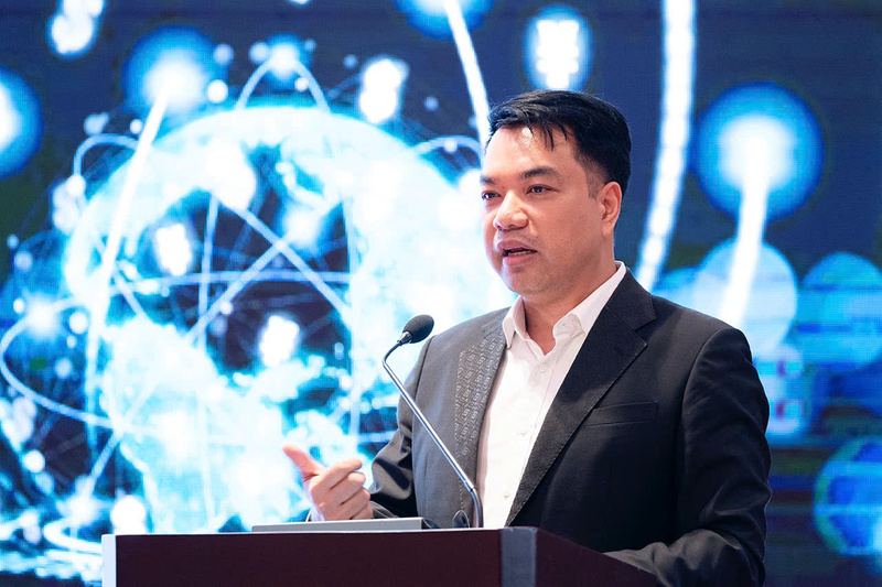 Tiến sĩ Mạc Quốc Anh chia sẻ về bài toán chuyển đổi số - xanh đối với doanh nghiệp vừa và nhỏ tại hội thảo. Ảnh: Thanh Thảo.