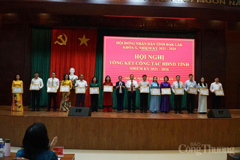 Tặng bằng khen cho những cá nhân có thành tích xuất sắc trong nhiệm kỳ qua. Ảnh: Vũ Long