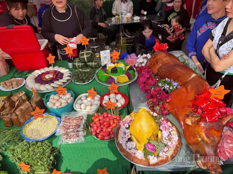 Gian hàng trưng bày ẩm thực truyền thống với các sản vật địa phương tại Lễ hội Háng Tán xã Trà Lĩnh (tỉnh Cao Bằng)