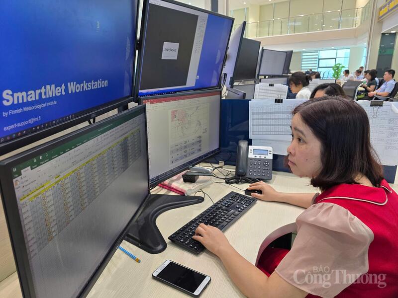 Các cán bộ dự báo đang phân tích các dữ liệu được gửi về từ các trạm quan trắc