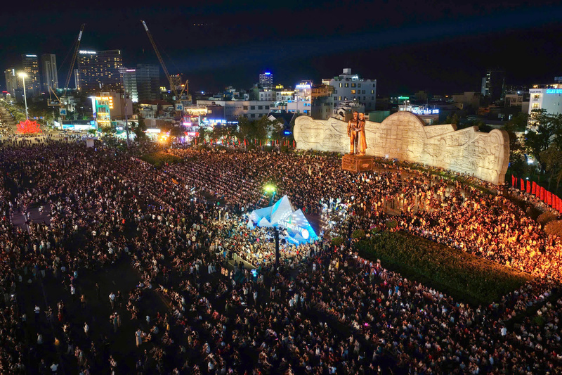 Người dân và du khách đông kín đêm khai mạc Năm Du lịch quốc gia - Gia Lai 2026 cùng Mega concert “Đại ngàn chạm biển xanh”.