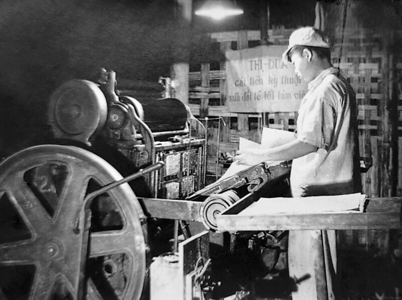 Vào những năm 1950, để các hoạt động xuất bản phục vụ kịp thời và có hiệu quả trong công cuộc kháng chiến, Nhà nước thành lập thêm các nhà xuất bản, các cơ sở xuất bản. Khắp mọi vùng miền đất nước, sách được in ấn, phát hành sâu rộng. Trong ảnh là hoạt động của một xưởng in lúc bấy giờ. Ảnh tư liệu