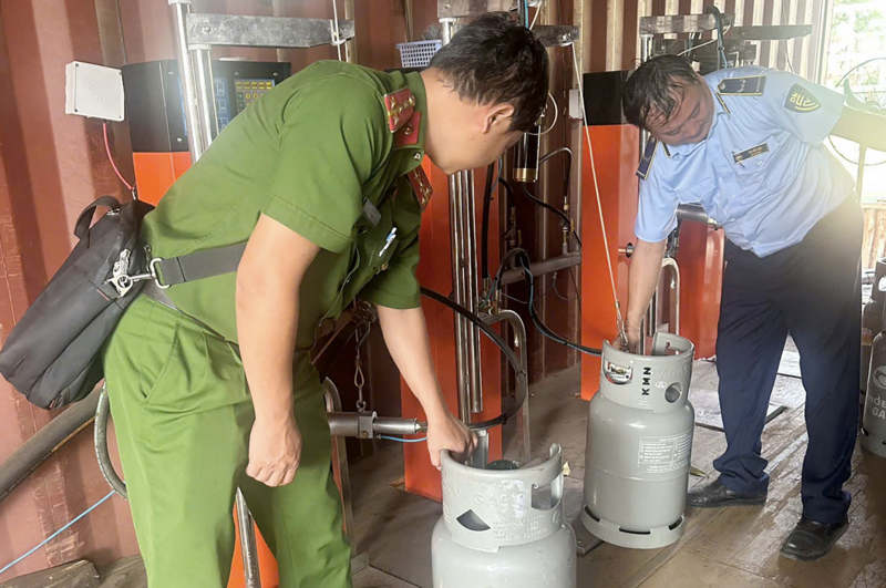 Trước đó, ngày 9/1/2026, Đội Quản lý thị trường số 2, Chi cục Quản lý thị trường tỉnh Đồng Nai phối hợp với lực lượng công an phát hiện cơ sở sang chiết gas trái phép quy mô lớn tại phường Biên Hòa.