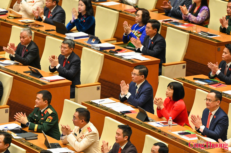 Tham dự khai mạc Kỳ họp thứ Nhất, Quốc hội khóa XVI có các đồng chí lãnh đạo, nguyên lãnh đạo Đảng, Nhà nước, Mặt trận Tổ quốc Việt Nam; các Đoàn ngoại giao, các tổ chức quốc tế và 500 đại biểu vừa được cử tri tín nhiệm bầu làm đại biểu Quốc hội khóa XVI.