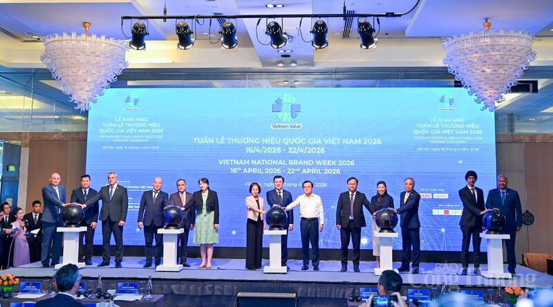 Các đại biểu bấm nút khai mạc Tuần lễ Thương hiệu Quốc gia Việt Nam 2026. Ảnh: Nam Nguyễn