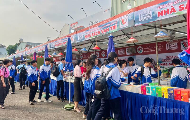 Trong khuôn khổ chương trình, nhiều hoạt động phong phú như không gian trưng bày sách, khu trải nghiệm đọc miễn phí, giao lưu tác giả, khu sáng tạo dành cho thiếu nhi… đã mang đến những trải nghiệm sinh động, hấp dẫn.