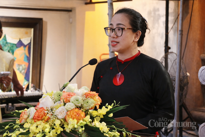 Bà Ngô Thị Thùy Dương - Trưởng Ban Quản lý hồ Hoàn Kiếm và Phố cổ Hà Nội phát biểu khai mạc. Ảnh: P.C