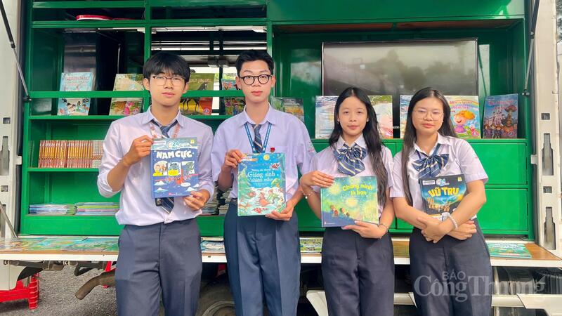 Sự kiện thu hút đông đảo đại biểu, giáo viên, học sinh và người dân tham gia, tạo nên không gian văn hóa sôi động, nơi tinh thần học tập và niềm đam mê đọc sách được lan tỏa mạnh mẽ.