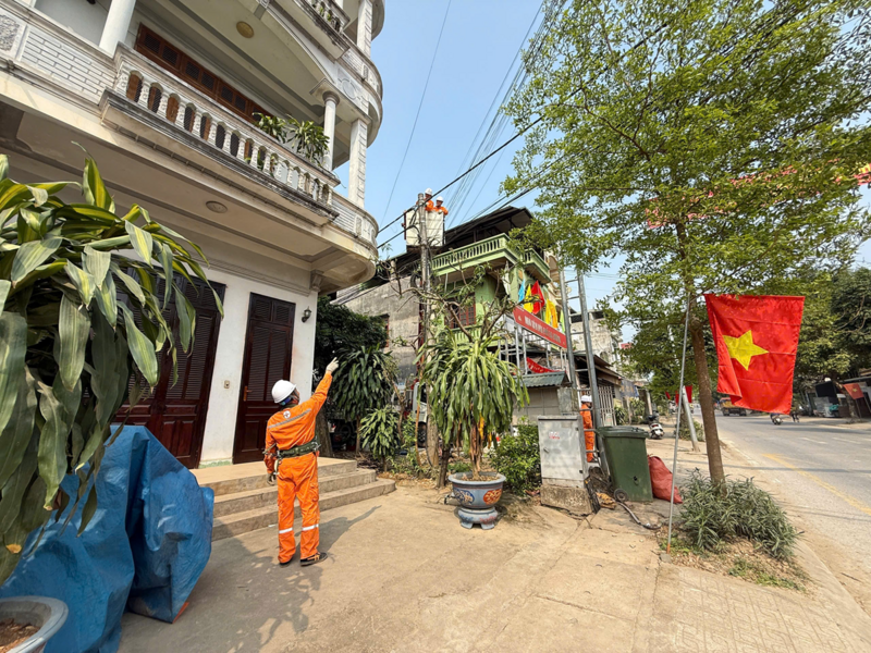 Nhân viên điện lực tỉnh Cao Bằng kiểm tra hệ thống lưới điện. Ảnh: PC Cao Bằng