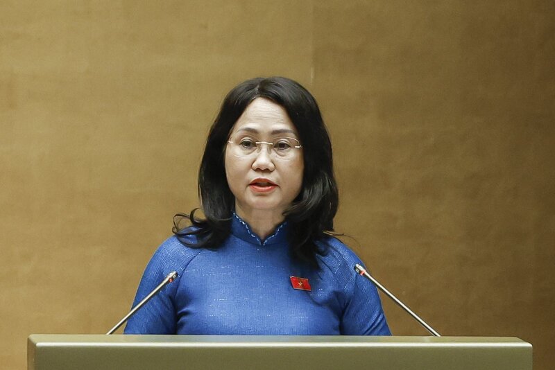 Bộ trưởng Bộ Văn hóa, Thể thao và Du lịch Lâm Thị Phương Thanh trình bày Báo cáo về việc tiếp thu, giải trình và chỉnh lý dự thảo nghị quyết.