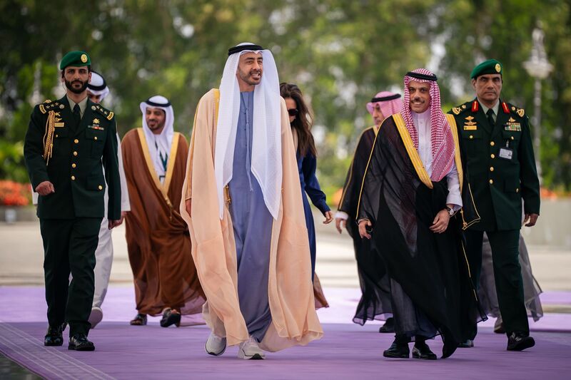 Bộ trưởng Ngoại giao UAE Sheikh Abdullah bin Zayed được Bộ trưởng Ngoại giao Saudi Arabia, Hoàng tử Faisal bin Farhan, đón tiếp tại Jeddah trước thềm cuộc họp tại Jeddah. Ảnh: The National News.