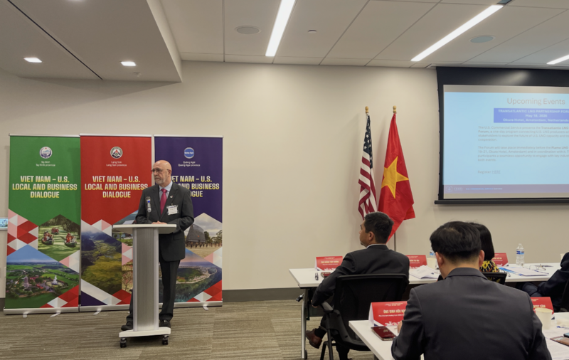 Đại diện Thương mại Hoa Kỳ (U.S. Commercial Service- D.O.C- Bộ Thương mại) tại Houston - ông Peter Tataris, Quyền Giám đốc trình bày tại sự kiện về chủ đề “Kết nối Doanh nghiệp bạn với thị trường toàn cầu”.