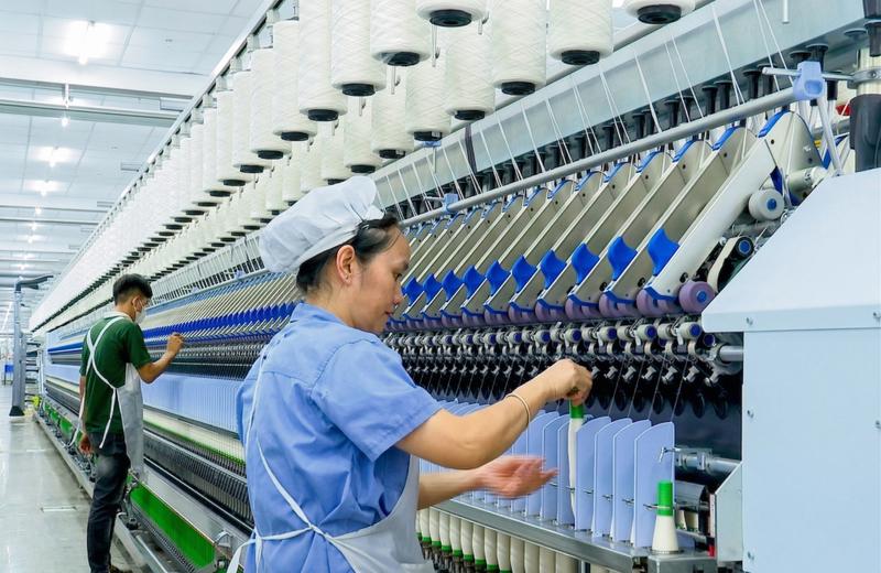 Doanh nghiệp đẩy mạnh đầu tư dây chuyền, nâng cao năng suất và giá trị gia tăng trong sản xuất công nghiệp. Ảnh: Thảo Trang