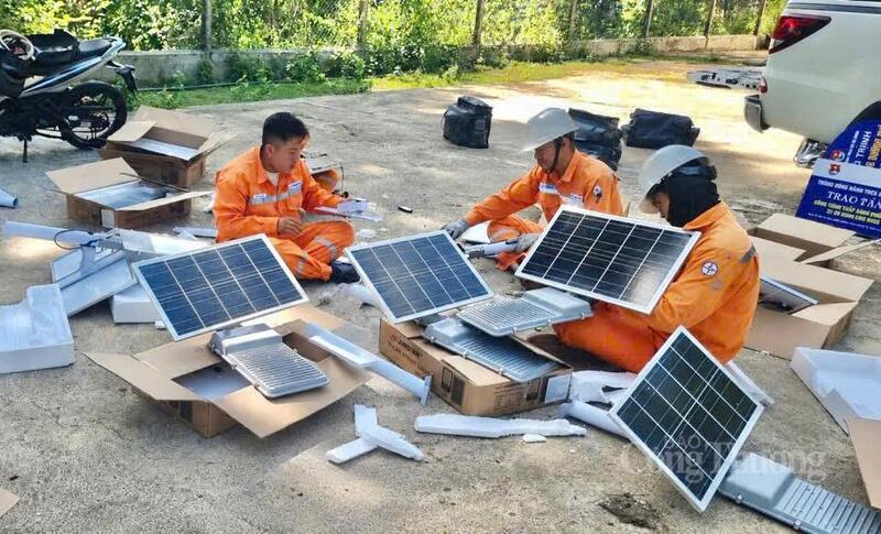 Mỗi công trình có tổng kinh phí khoảng 40 triệu đồng, gồm 20 bộ đèn năng lượng mặt trời.