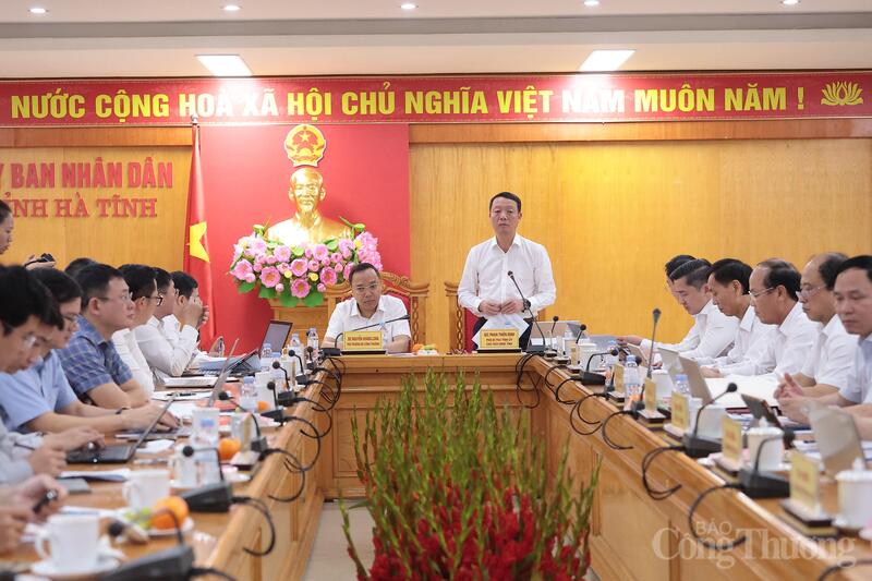 Thứ trưởng Bộ Công Thương Nguyễn Hoàng Long đánh giá cao sự chủ động của Hà Tĩnh và đặc biệt là Sở Công Thương trong tham mưu, tổ chức triển khai thực hiện các dự án. Ảnh: Trọng Tùng