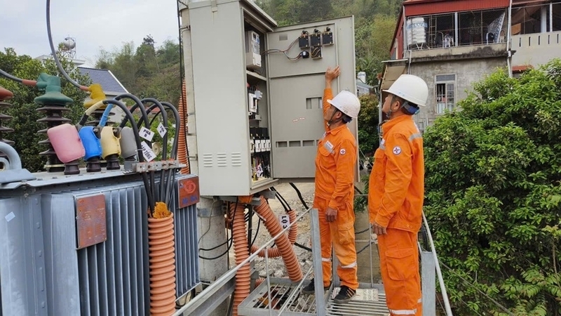 Nhân viên Công ty Điện lực Thái Nguyên kiểm tra hệ thống đo xa tại trạm biến áp. Ảnh: Ngọc Tuân