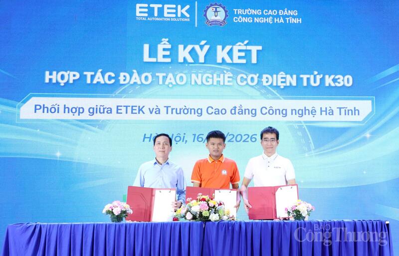 Lế ký kết hợp tác đào tạo nghề cơ điện tử giữa Công ty Giải pháp Tự động hóa ETEK và Trường Cao đẳng Công nghệ Hà Tĩnh. Ảnh: Bảo Thoa