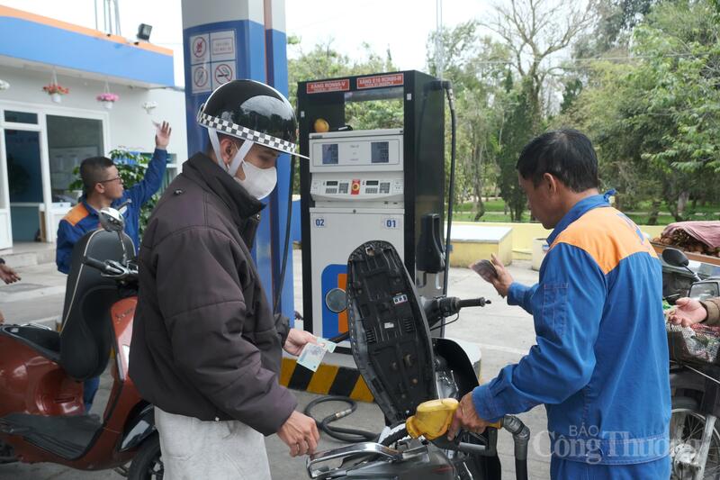 Người dân đổ xăng sinh học E10. Ảnh: Lê Sơn