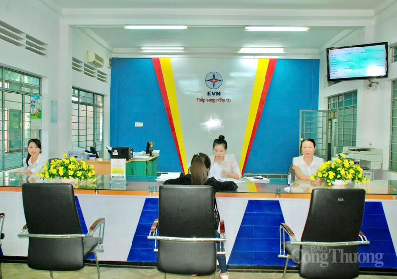 PC Gia Lai bố trí cán bộ giải thích, hướng dẫn khách hàng về khung giờ cao điểm, thấp điểm và giờ bình thường của hệ thống điện quốc gia theo quy định mới.