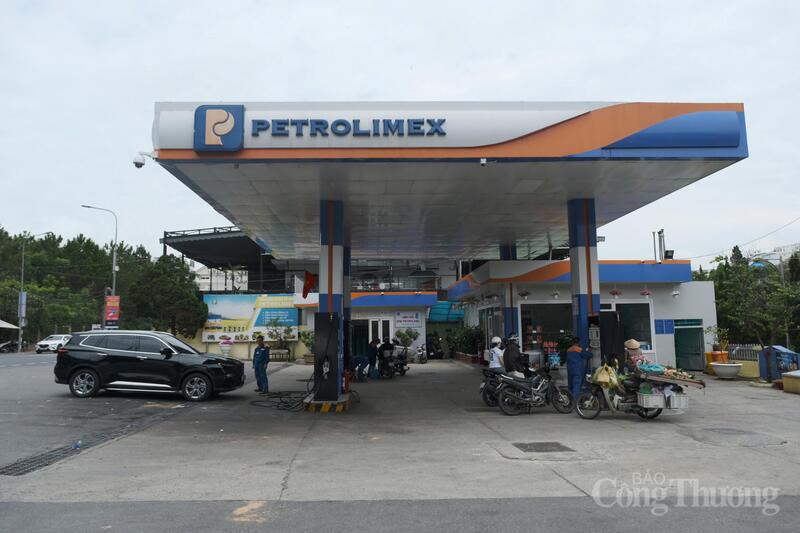 Cửa hàng xăng dầu Petrolimex số 02, đường Phạm Ngũ Lão, phường Xuân Hương - Đà Lạt đã cung ứng xăng sinh học E10. Ảnh: Lê Sơn
