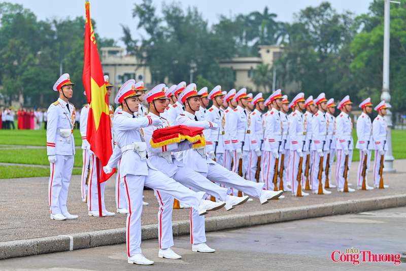 Tổ Quốc kỳ đi nghiêm tiến lên bậc thềm dưới chân cột cờ và thực hiện liên kết cờ.
