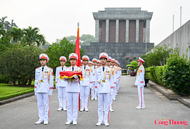 Đội tiêu binh danh dự tập kết ra vị trí phía sau Lăng Bác hoàn thành mọi công tác chuẩn bị.