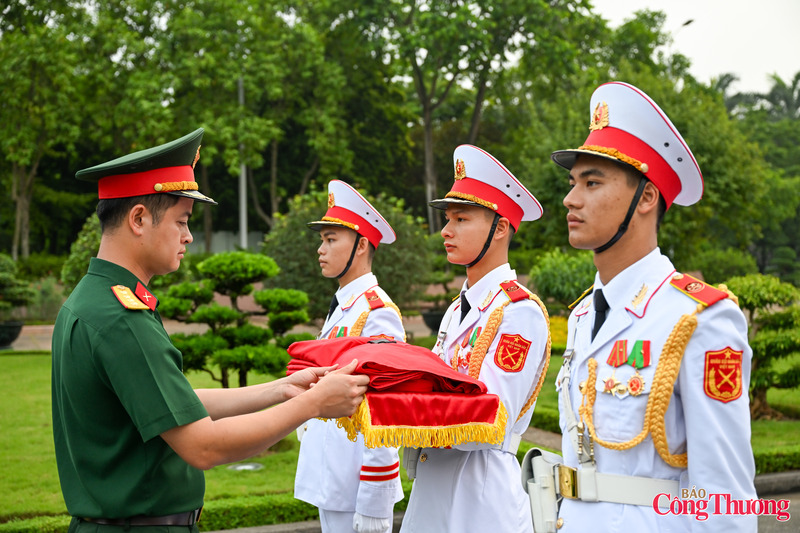 Lá cờ thiêng liêng được chuẩn bị kỹ lưỡng.