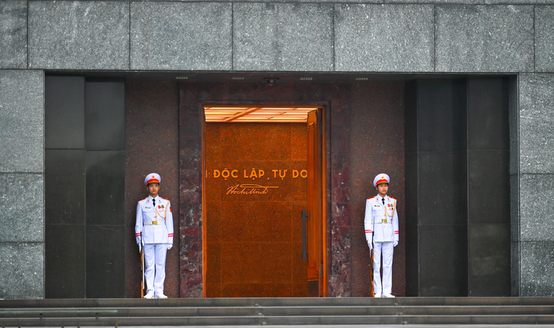 Sau lễ thượng cờ, người dân sẽ theo hàng vào viếng Chủ tịch Hồ Chí Minh.