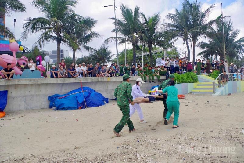 Thông qua buổi tập luyện, hợp luyện đầu tiên, các lực lượng đã kịp thời rà soát phương án phối hợp, kiểm tra khả năng huy động lực lượng, phương tiện cũng như rút kinh nghiệm trong xử lý các tình huống giả định. Đây được xem là bước chuẩn bị quan trọng trước khi bước vào tổng duyệt và diễn tập chính thức vào lúc 14 giờ 30, ngày 21 và 22/5/2026 tại khu vực bãi tắm biển Hải Tiến. Ảnh: Quốc Anh