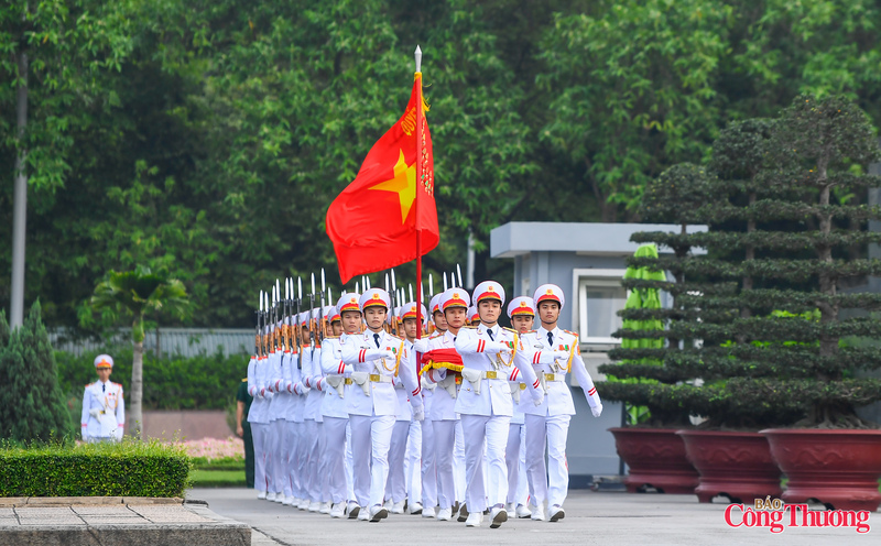 5 giờ 53 phút, trên nền nhạc bài hát Tiến bước dưới quân kỳ của nhạc sĩ Doãn Nho, Đội tiêu binh gồm 34 cán bộ, chiến sĩ tiến vào quảng trường. 34 cán bộ chiến sĩ tượng trưng cho 34 đội viên đội Việt Nam Tuyên truyền Giải phóng quân, tiền thân của Quân đội nhân dân Việt Nam.