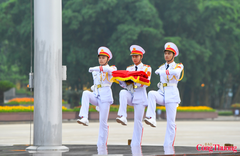 Từng động tác đều thực hiện thuần thục, đúng kỹ thuật bảo đảm sự trang trọng.