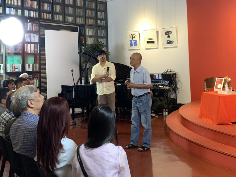 Tiến sĩ Nguyễn Thành Nam tại buổi giao lưu và ra mắt tác phẩm “Chuyện với Thanh - Lời kể mới về ánh sáng” ngày 25/4/2026, nơi ông biến lịch sử thành những cuộc đối thoại thực chiến dành cho thế hệ trẻ. Ảnh: Báo Văn Nghệ