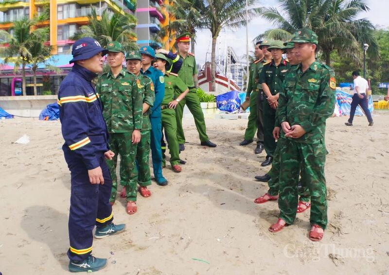 Ngay từ ban đầu, các lực lượng đã tập trung đầy đủ tại khu vực bãi biển Hải Tiến để triển khai đội hình, kiểm tra trang thiết bị và thống nhất phương án phối hợp xử lý sự cố. Hàng loạt phương tiện chuyên dụng được huy động phục vụ diễn tập như xe cứu nạn cứu hộ dưới nước, xuồng composite, mô tô nước, thuyền cứu hộ, áo phao, phao cứu sinh, thiết bị lặn, flycam cùng nhiều trang thiết bị cứu hộ hiện đại khác. Ảnh: Quốc Anh