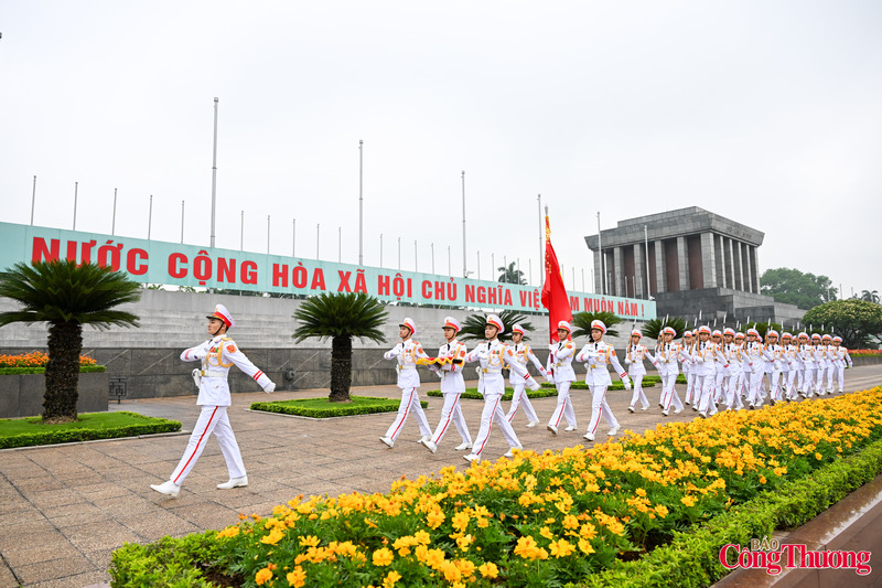 Suốt 25 năm thực hiện Lễ Thượng cờ trên Quảng trường Ba Đình, dù trong bất luận điều kiện hoàn cảnh, thời tiết, cán bộ chiến sĩ Đoàn 275 vẫn luôn kiên định, vững vàng, thực hiện từng động tác điều lệnh chuẩn mực, trang trọng thể hiện khí phách, sự hùng mạnh của Quân đội nhân dân Việt Nam, niềm kính yêu với Bác Hồ vĩ đại và vinh dự, tự hào khi được thực hiện nhiệm vụ gần bên Bác.