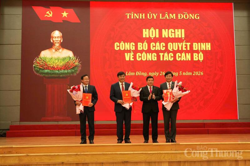 Ông Y Thanh Hà Niê Kđăm, Bí thư Tỉnh uỷ Lâm Đồng trao các quyết định điều động, bổ nhiệm cán bộ. Ảnh: Lê Sơn