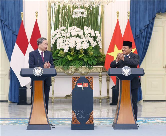 Tổng Bí thư Tô Lâm và Tổng thống Indonesia Prabowo Subianto phát biểu trước báo chí, tuyên bố nâng cấp quan hệ Việt Nam - Indonesia lên Đối tác Chiến lược Toàn diện. Ảnh: Thống Nhất/TTXVN