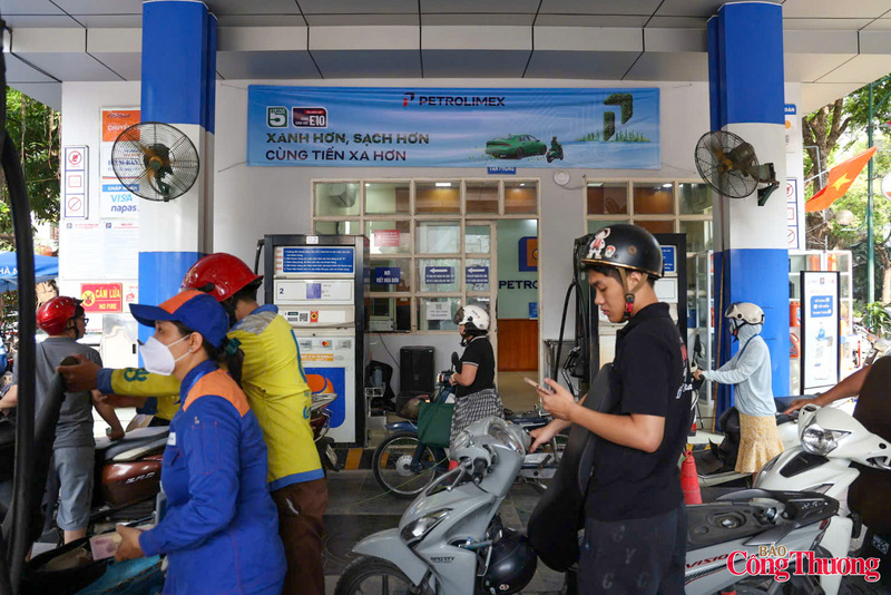 Đại diện cửa hàng cho biết, việc bán sớm E10 giúp người dân có thời gian làm quen với loại nhiên liệu mới trước khi áp dụng rộng rãi trên thị trường.