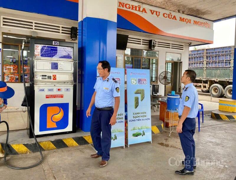 Cùng với công tác kiểm tra, lực lượng Quản lý thị trường tiếp tục đẩy mạnh tuyên truyền, phổ biến các quy định của pháp luật về kinh doanh xăng dầu đến các cơ sở kinh doanh nhằm bảo đảm hoạt động cung ứng diễn ra liên tục, ổn định.