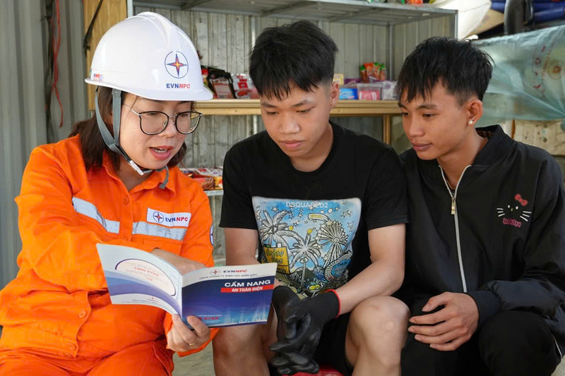 Tuyên truyền, hướng dẫn người dân tìm hiểu các quy định về sử dụng điện an toàn và bảo vệ hành lang lưới điện.