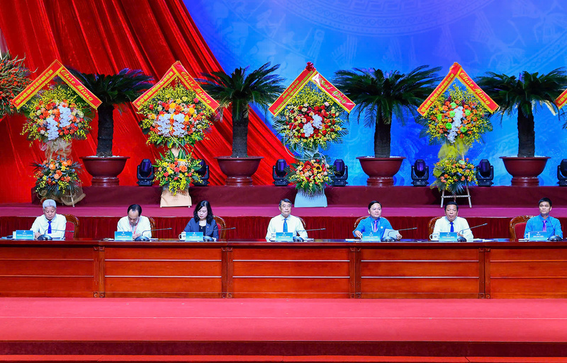 Thủ tướng Chính phủ Lê Minh Hưng cùng các Bộ trưởng, các đồng chí đại diện lãnh đạo các Bộ, ngành điều hành và chỉ đạo chương trình trao đổi, thảo luận. Ảnh: Việt Lâm