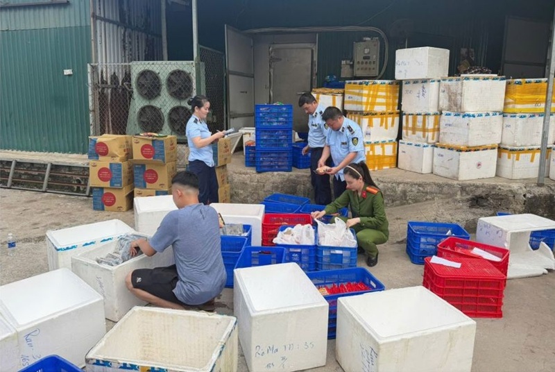 Ngày 21/5/2026, Phòng Cảnh sát kinh tế Công an tỉnh Thanh Hoá phối hợp cùng Đội Quản lý thị trường số 9, Chi cục Quản lý thị trường Thanh Hóa kiểm tra nơi sản xuất và kho hàng của Công ty TNHH thương mại dịch vụ Phương Tùng Ly … Ảnh: Quản lý thị trường Thanh Hóa