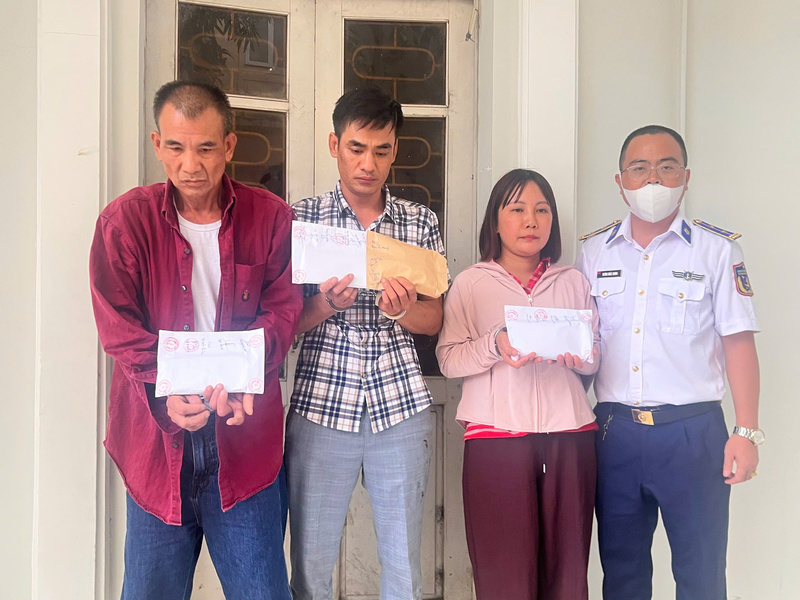 Hồ Xuân Tùng (áo kẻ ở giữa), Nguyễn Bá Hóa (ngoài cùng bên trái), Trần Thị Hiền (áo hồng). Ảnh: Tiến Anh