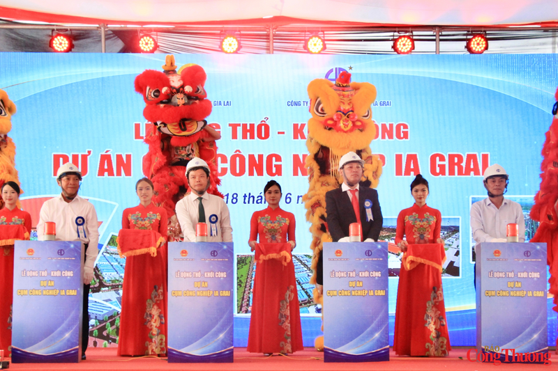 Các đại biểu thực hiện nghi thức bấm nút động thổ, khởi công Cụm công nghiệp Ia Grai. Ảnh: Hiền Mai