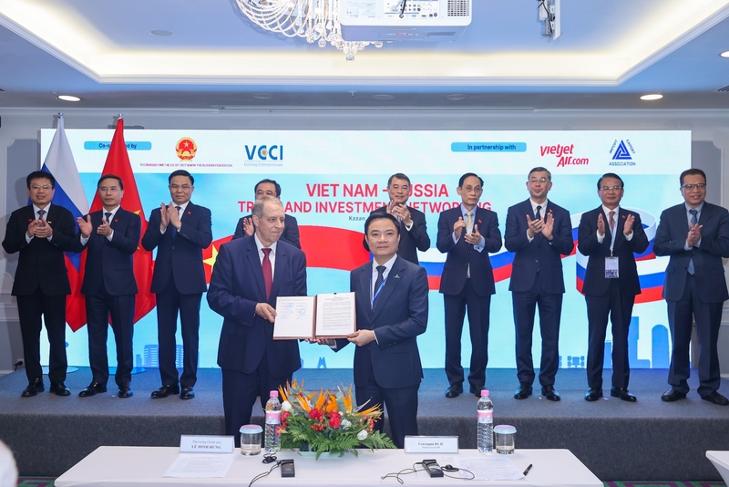 Thủ tướng Lê Minh Hưng chứng kiến trao thỏa thuận hợp tác trong lĩnh vực năng lượng, khoa học công nghệ giữa PetroVietnam và Novatek - Ảnh: VGP/Nhật Bắc