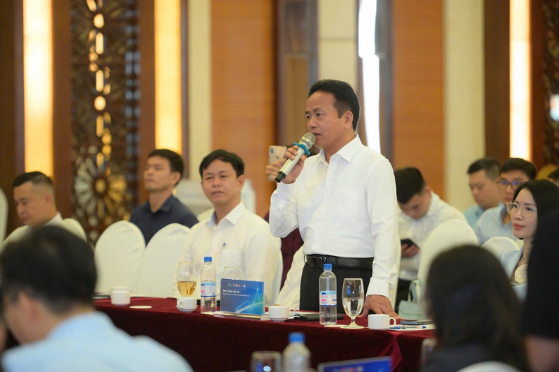 Doanh nghiệp nêu các câu hỏi về thủ tục hành chính và cơ chế chính sách hỗ trợ doanh nghiệp. Ảnh: Mai Liễu