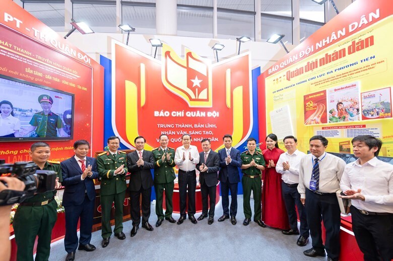 Chủ tịch Quốc hội thăm gian trưng bày của Báo Quân đội nhân dân. Ảnh: Vũ Hiếu